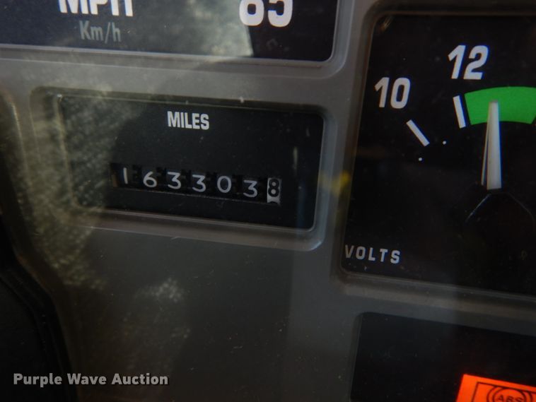 image for item IY9661 2002 International 4900  dump truck