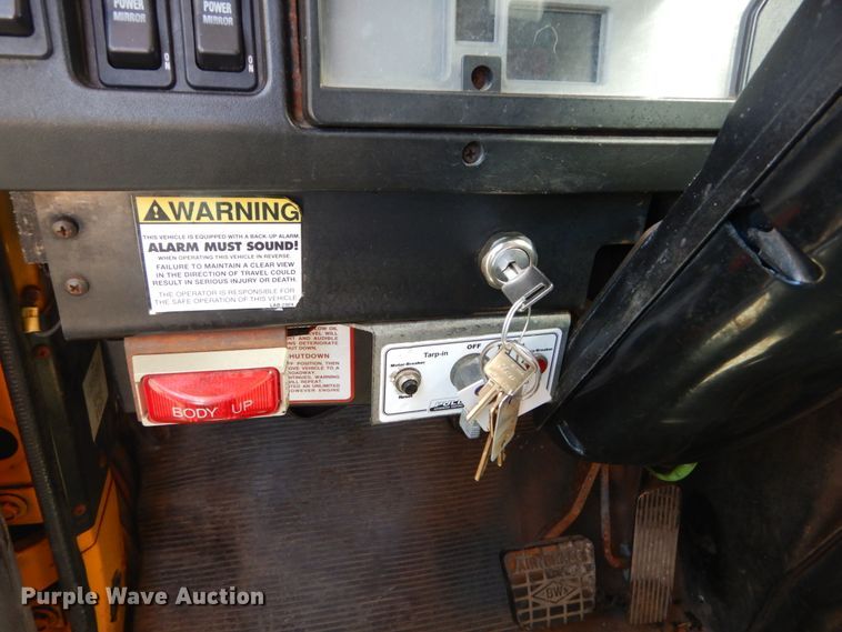 image for item IY9661 2002 International 4900  dump truck