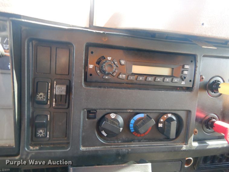 image for item IY9661 2002 International 4900  dump truck