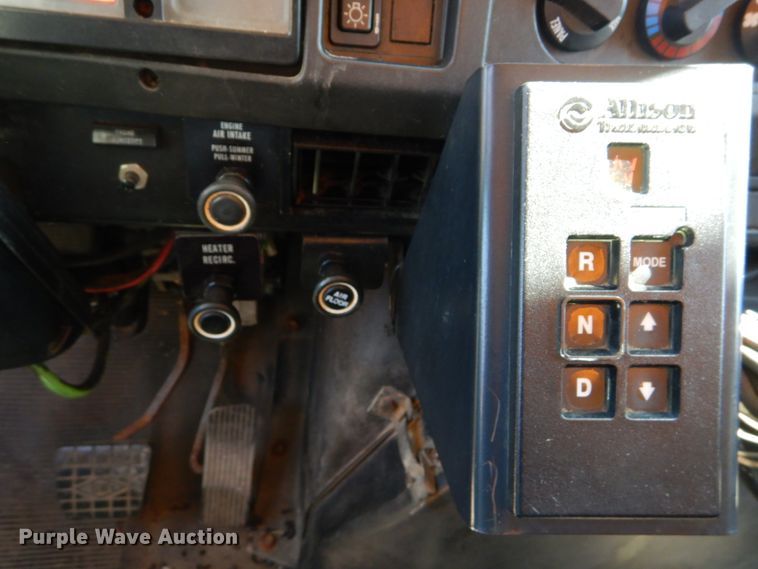 image for item IY9661 2002 International 4900  dump truck