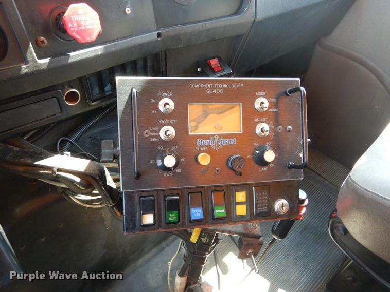 image for item IY9661 2002 International 4900  dump truck