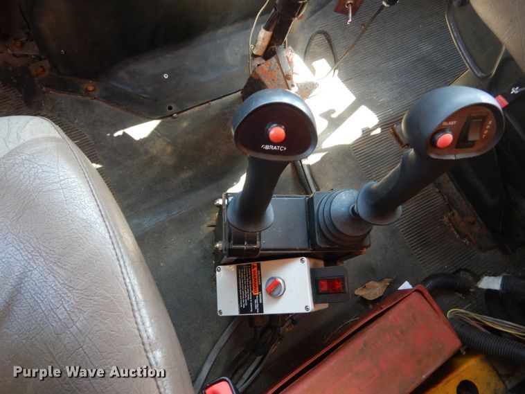 image for item IY9661 2002 International 4900  dump truck