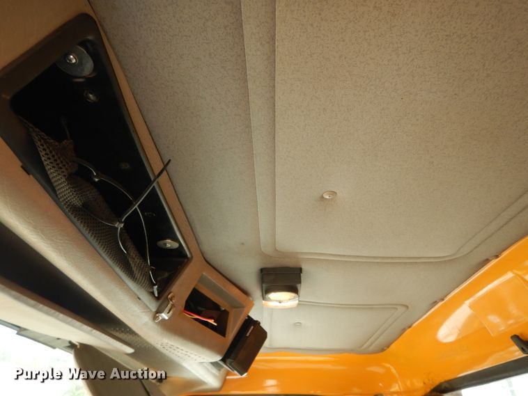 image for item IY9661 2002 International 4900  dump truck