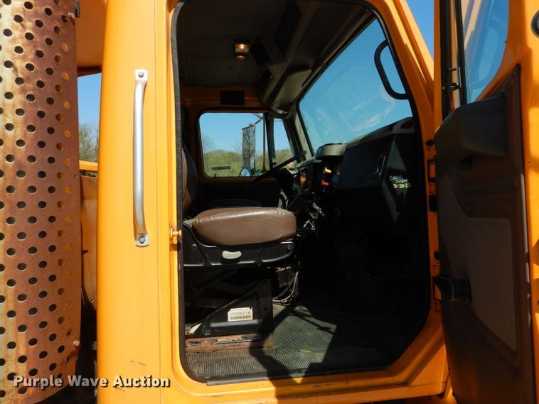image for item IY9661 2002 International 4900  dump truck
