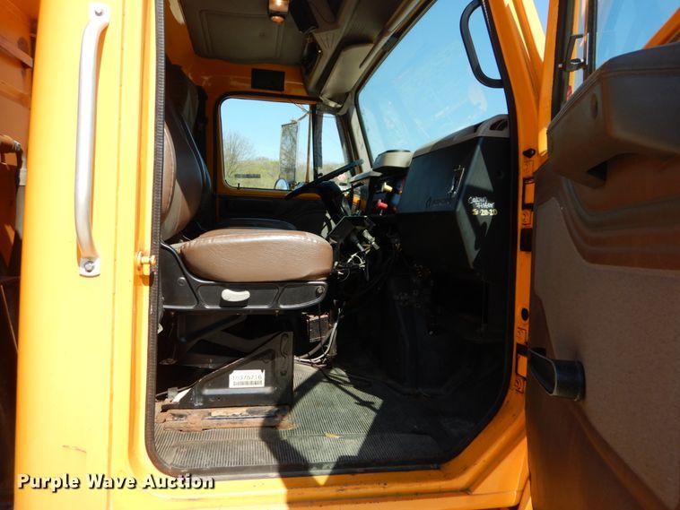 image for item IY9661 2002 International 4900  dump truck