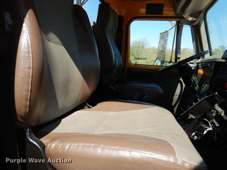 image for item IY9661 2002 International 4900  dump truck