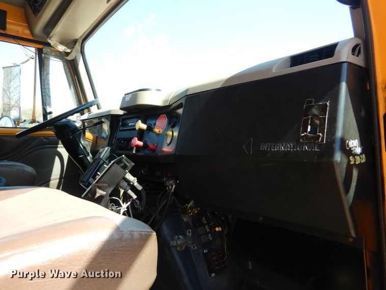 image for item IY9661 2002 International 4900  dump truck