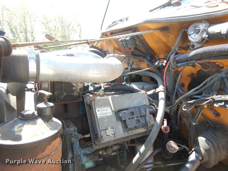 image for item IY9661 2002 International 4900  dump truck