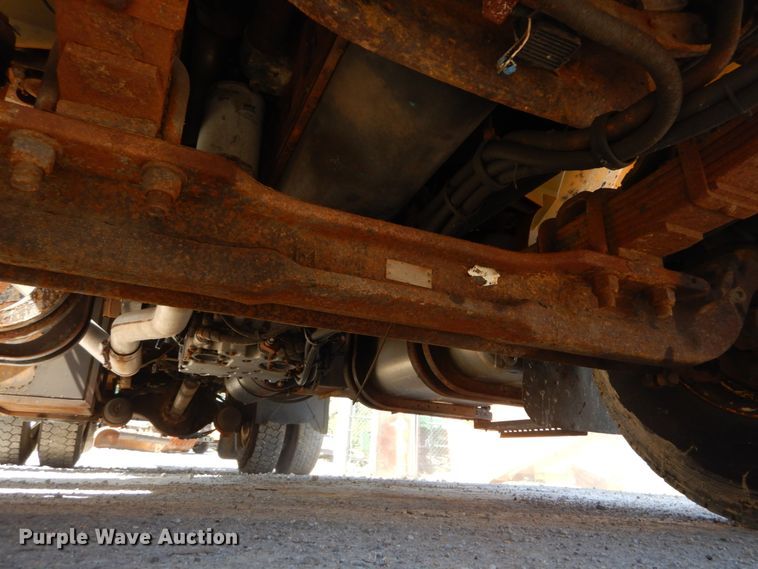 image for item IY9661 2002 International 4900  dump truck