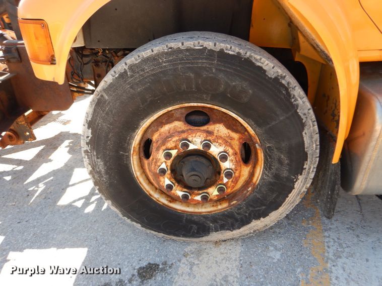 image for item IY9661 2002 International 4900  dump truck