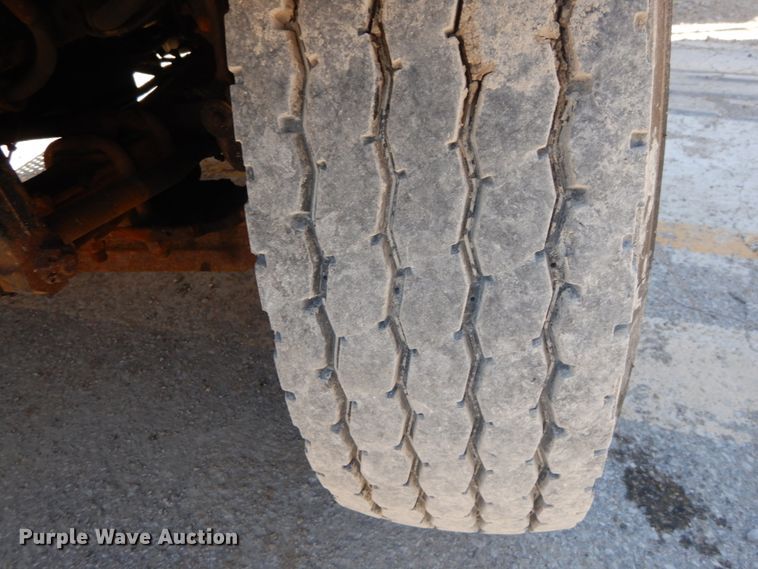 image for item IY9661 2002 International 4900  dump truck