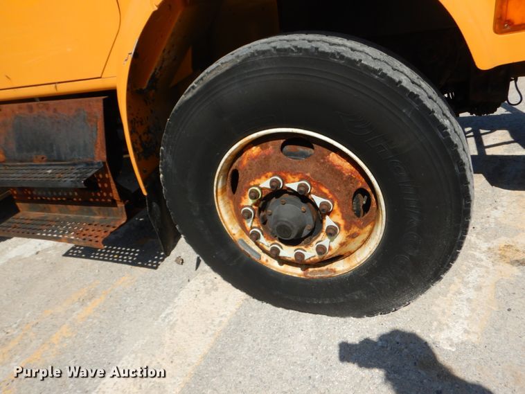 image for item IY9661 2002 International 4900  dump truck