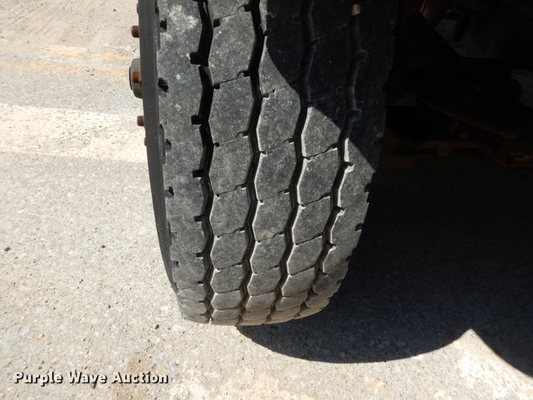 image for item IY9661 2002 International 4900  dump truck