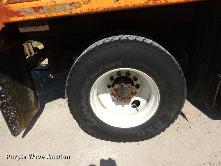 image for item IY9661 2002 International 4900  dump truck