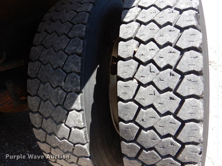 image for item IY9661 2002 International 4900  dump truck