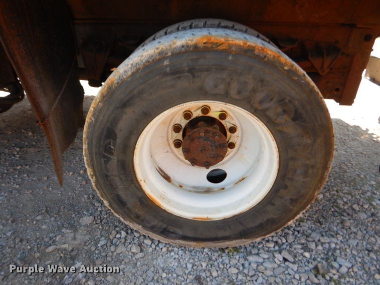 image for item IY9661 2002 International 4900  dump truck