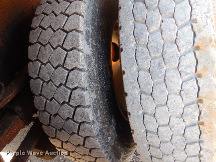 image for item IY9661 2002 International 4900  dump truck