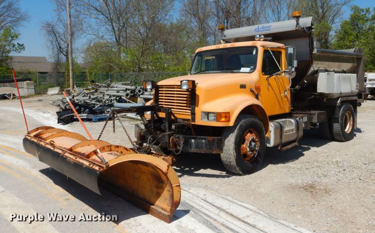 image for item IY9665 2002 International 4900  dump truck