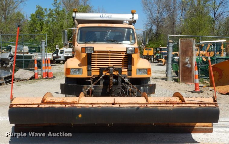 image for item IY9665 2002 International 4900  dump truck