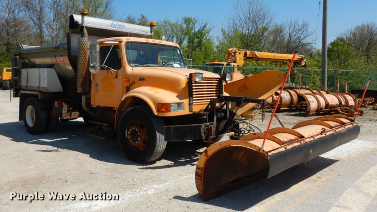 image for item IY9665 2002 International 4900  dump truck