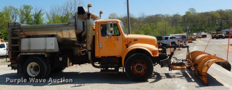 image for item IY9665 2002 International 4900  dump truck