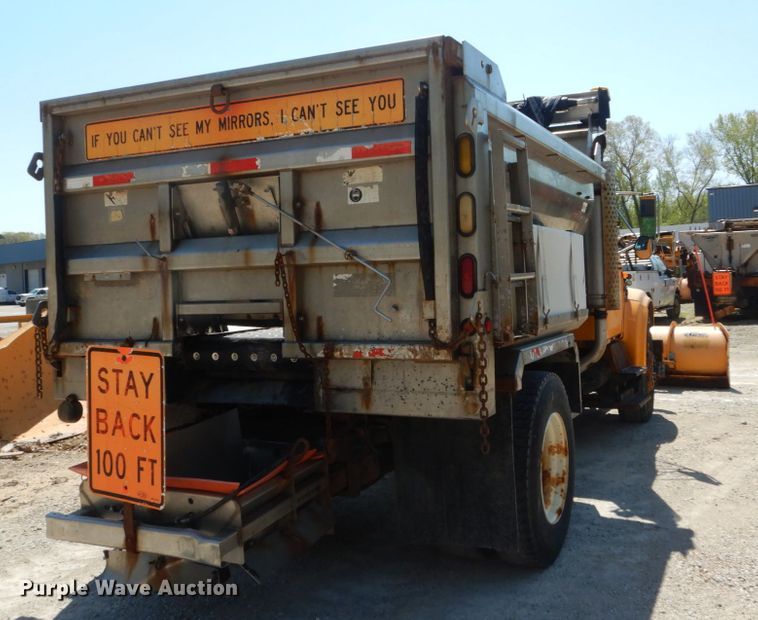 image for item IY9665 2002 International 4900  dump truck