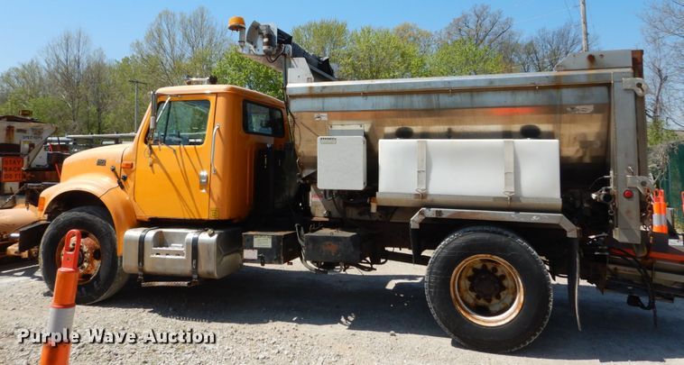 image for item IY9665 2002 International 4900  dump truck