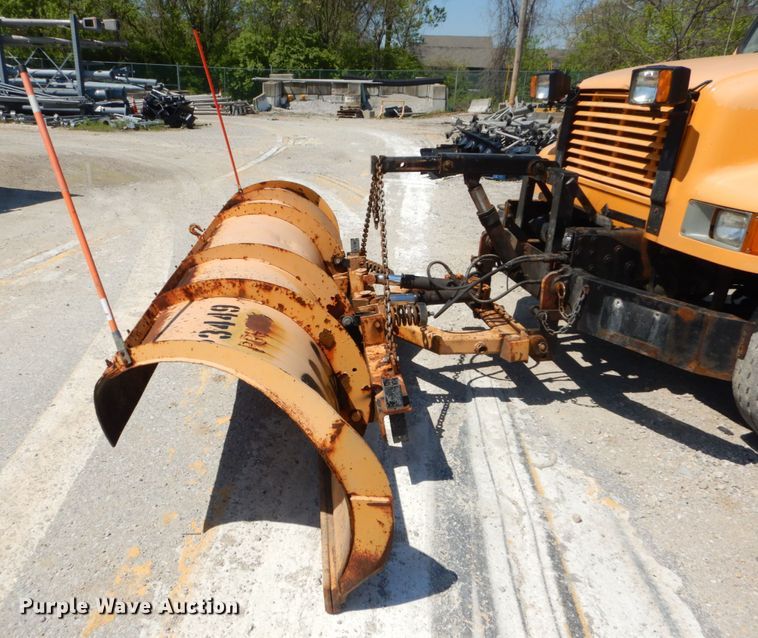 image for item IY9665 2002 International 4900  dump truck