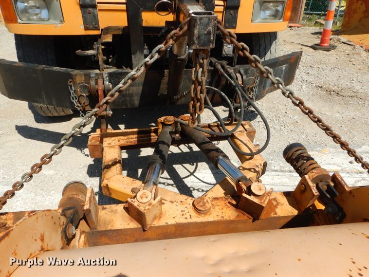 image for item IY9665 2002 International 4900  dump truck