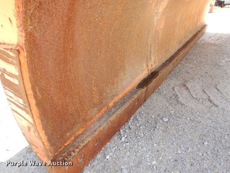 image for item IY9665 2002 International 4900  dump truck