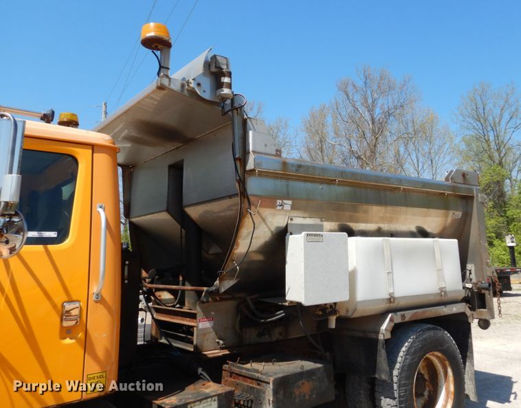 image for item IY9665 2002 International 4900  dump truck