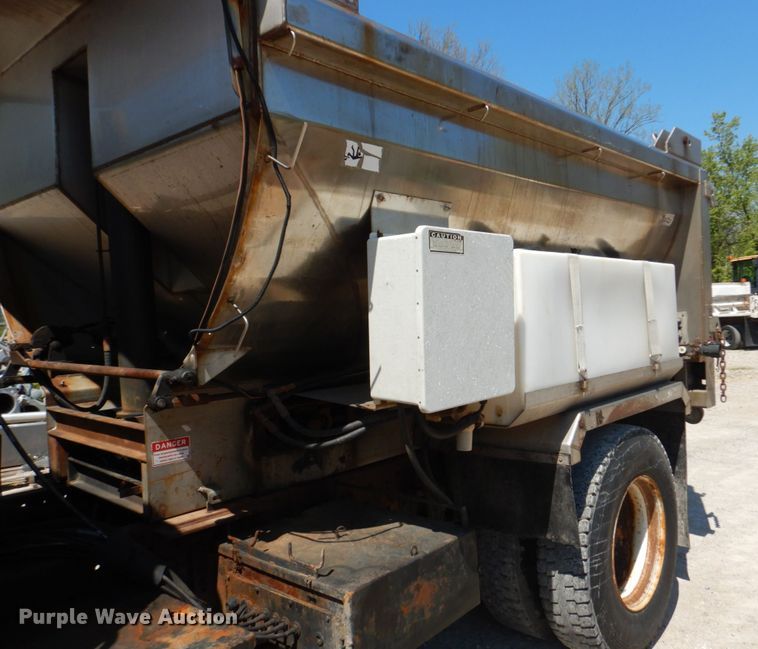 image for item IY9665 2002 International 4900  dump truck