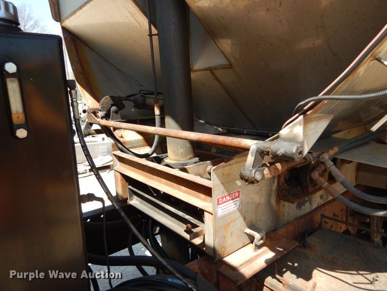 image for item IY9665 2002 International 4900  dump truck