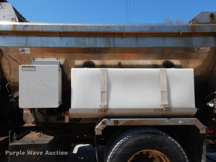 image for item IY9665 2002 International 4900  dump truck