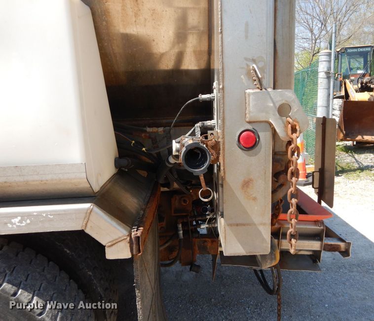 image for item IY9665 2002 International 4900  dump truck