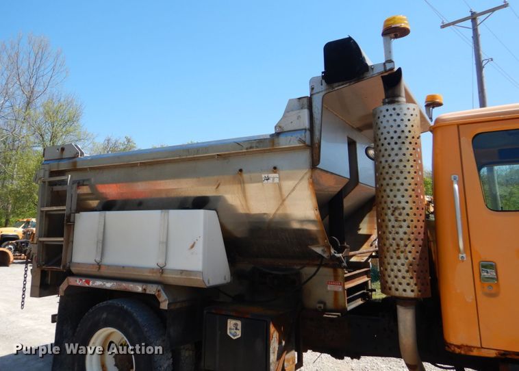 image for item IY9665 2002 International 4900  dump truck