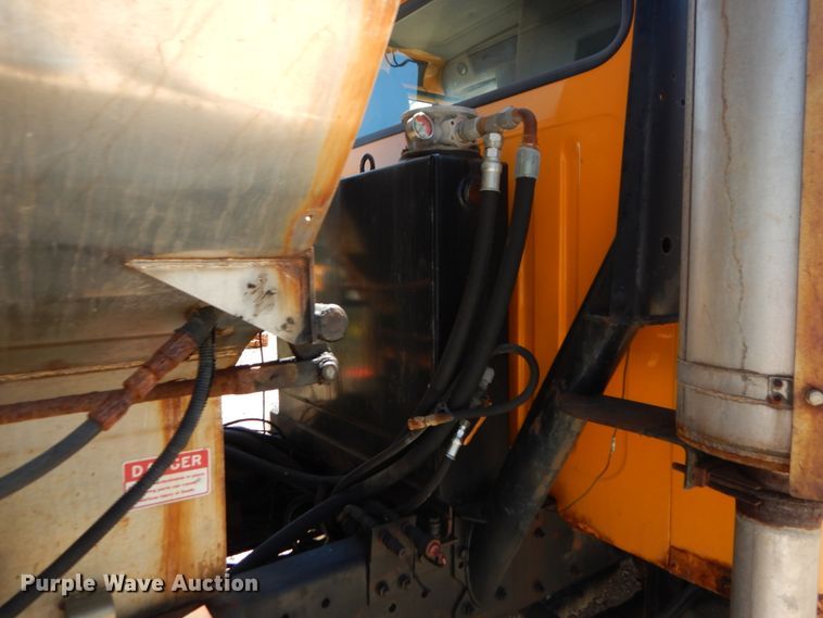 image for item IY9665 2002 International 4900  dump truck