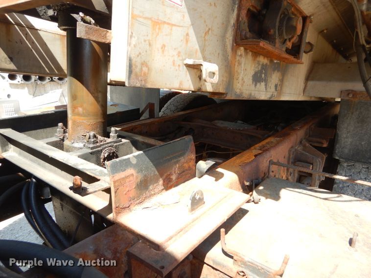 image for item IY9665 2002 International 4900  dump truck