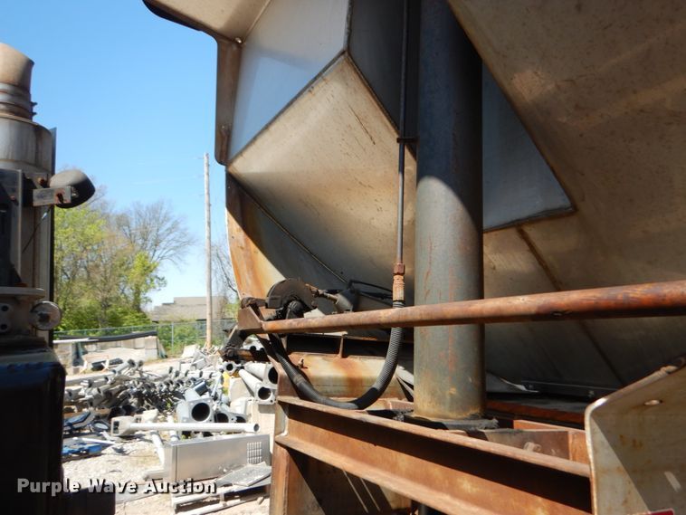 image for item IY9665 2002 International 4900  dump truck