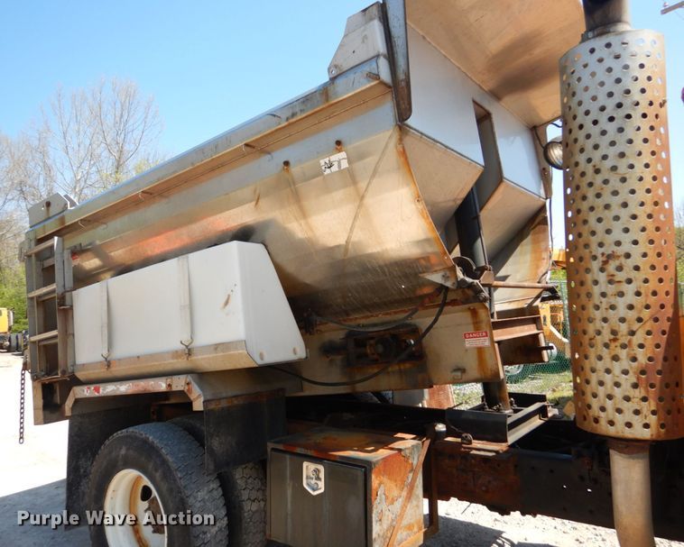 image for item IY9665 2002 International 4900  dump truck