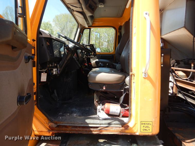 image for item IY9665 2002 International 4900  dump truck