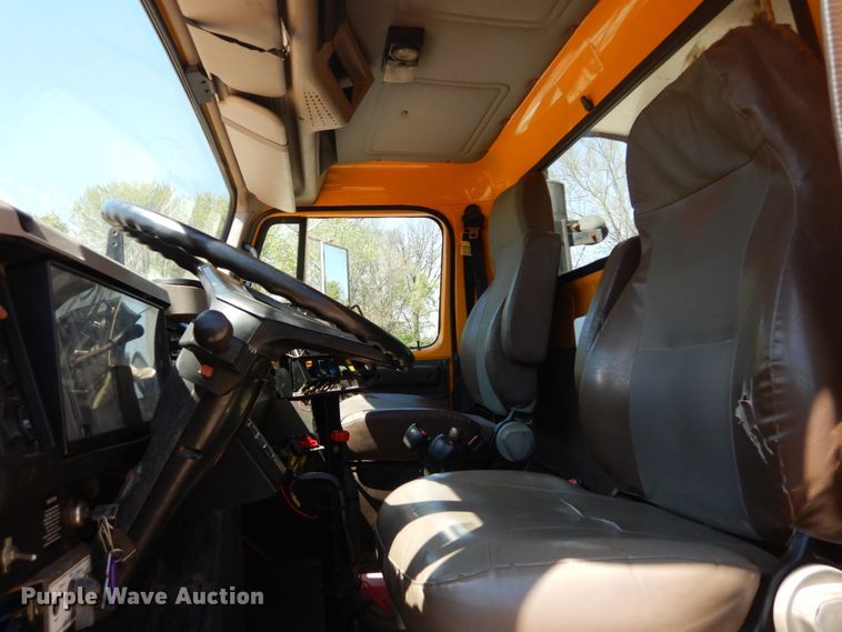 image for item IY9665 2002 International 4900  dump truck