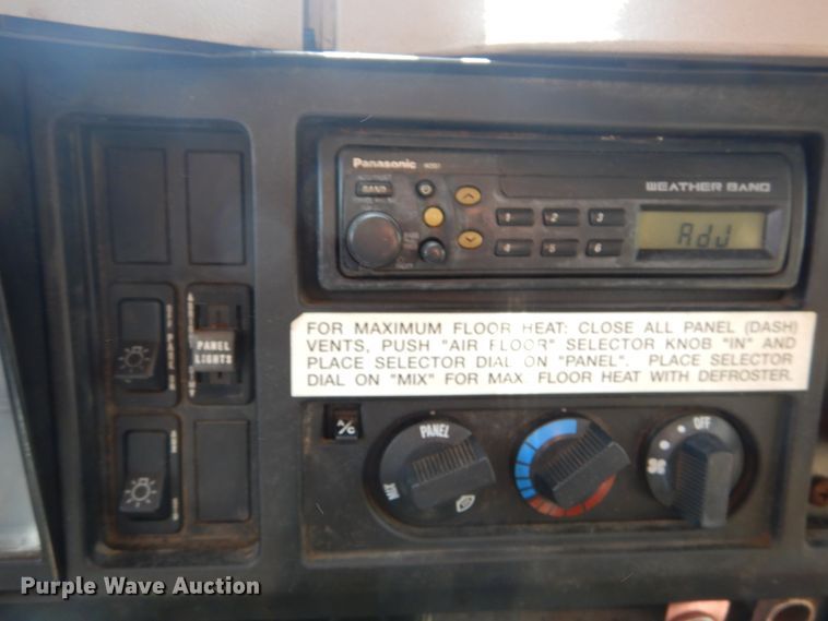 image for item IY9665 2002 International 4900  dump truck