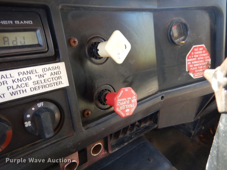 image for item IY9665 2002 International 4900  dump truck