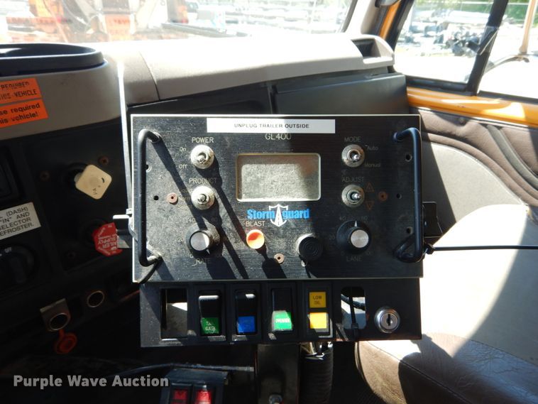 image for item IY9665 2002 International 4900  dump truck