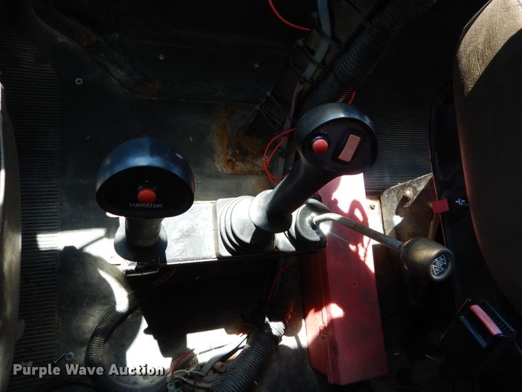 image for item IY9665 2002 International 4900  dump truck