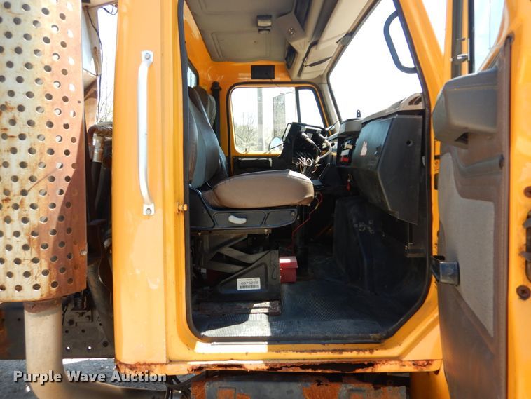 image for item IY9665 2002 International 4900  dump truck