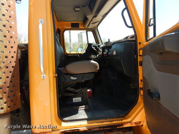 image for item IY9665 2002 International 4900  dump truck