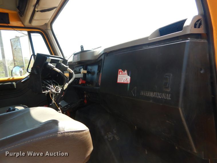 image for item IY9665 2002 International 4900  dump truck