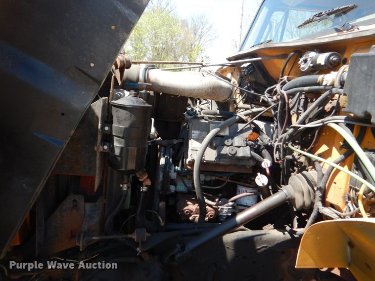 image for item IY9665 2002 International 4900  dump truck